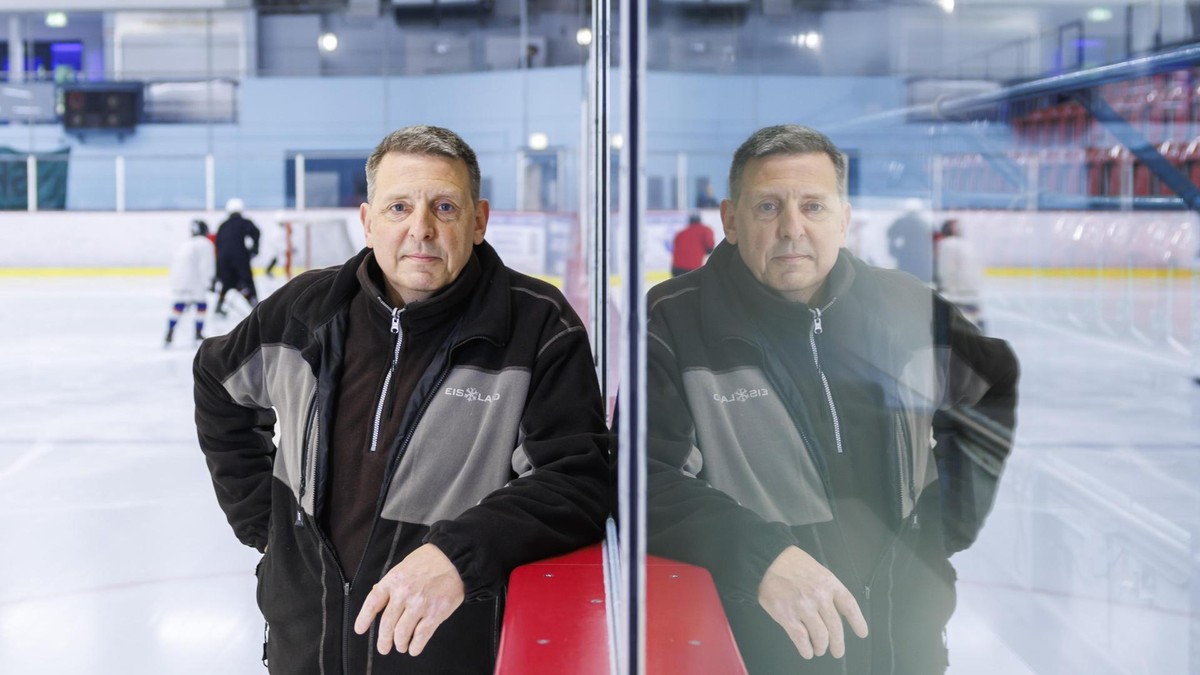 Eismeister Jürgen Roth steht im Eisland Farmsen an der Bande
