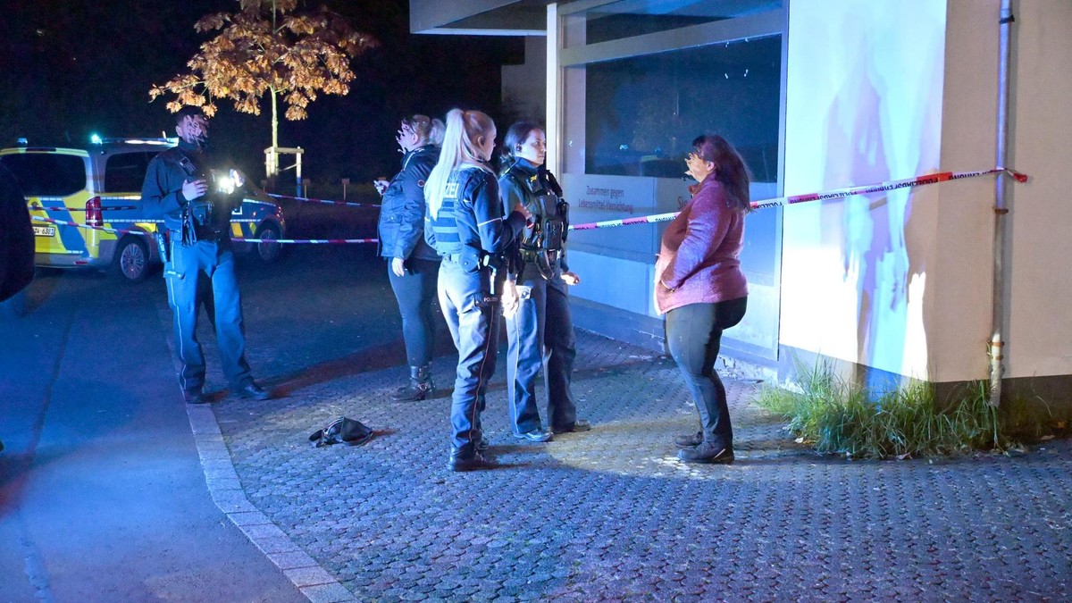 Nach der mutmaßlichen Messerattacke sperrten Polizeikräfte den Tatort in Dreis-Tiefenbach ab und befragten Zeugen. Großer Messereinsatz im Magen