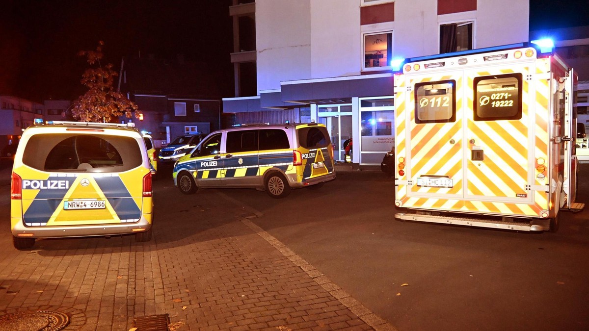 Großeinsatz der Polizei, neben Streifenwagen aus Siegen und Kreuztal waren auch Rettungsdienste und Notärzte vor Ort. Großer Messereinsatz im Magen