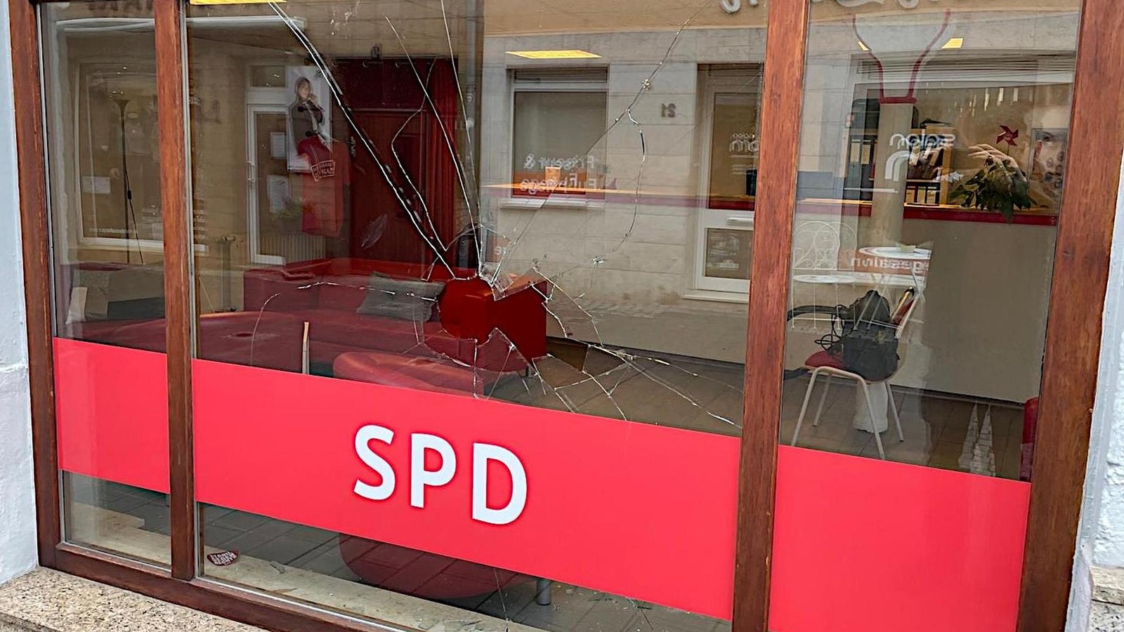Anschlag-auf-SPD-B-ro-in-Apolda-Th-ringens-Innenminister-veruteilt-Angriff