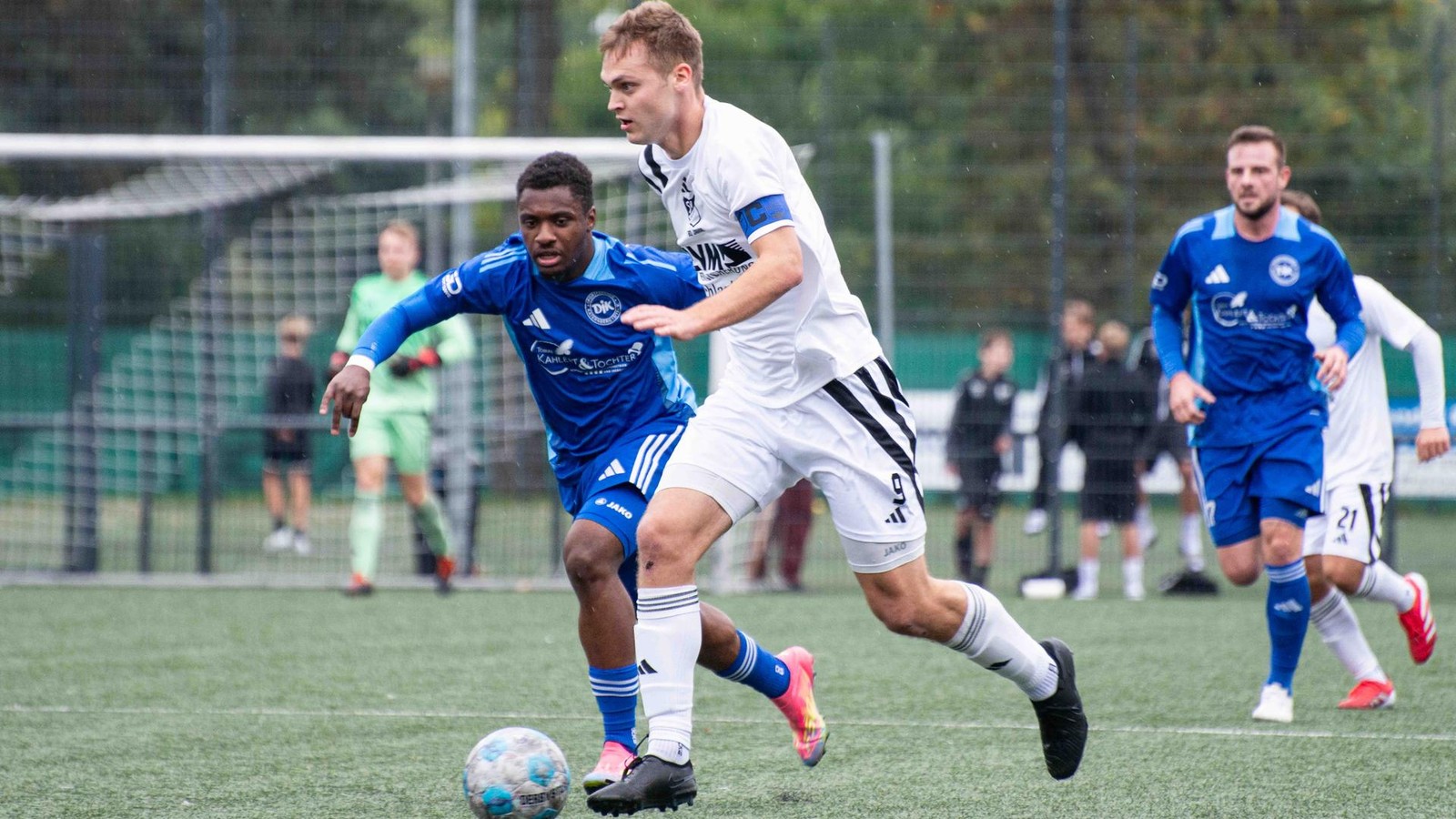 Zweimal-Rot-f-r-den-Gegner-SV-Budberg-feiert-perfekten-Jahresabschluss