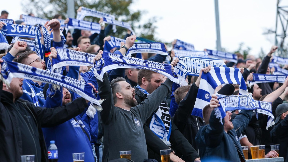 2000 Schalke-Fans begleiteten die Mannschaft nach Dublin. 2000 Schalke-Fans begleiteten die Mannschaft nach Dublin.