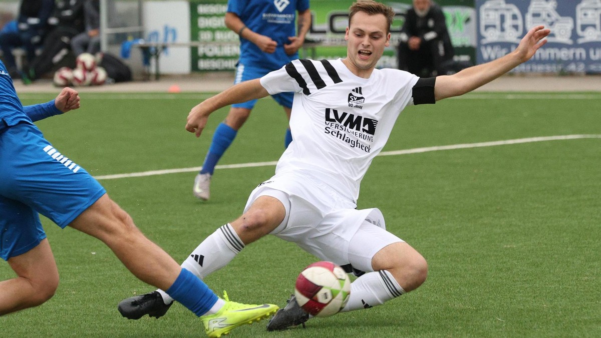 Stümer Moritz Paul (weißes Trikot) beim Spiel in Bottrop gegen die Rhenania. Der Stürmer war und ist einer der entscheidenden Faktoren dafür, dass die Budberger in den vergangenen Spielzeiten zum Favoritenkreis der Landesliga Niederrhein zählen. In der Fußball-Landesliga treffen die Teams von Rhenania Bottrop und SV Budberg am Samstag, 11. Oktober 2025, in Bottrop aufeinander. Moritz Paul (9, Budberg), Flavio Dietz (9, Rhenania). Foto: Thomas Gödde / FUNKE Foto Services