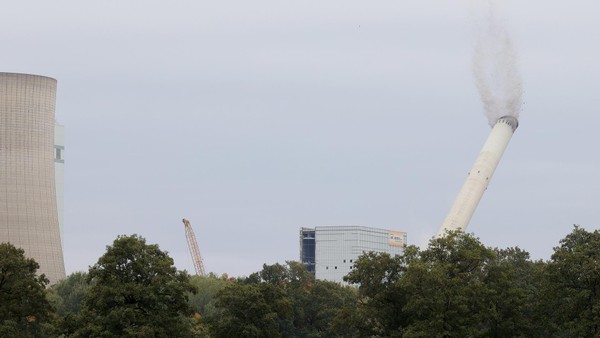 280-Meter-Schornstein von RWE-Kraftwerk in Werne gesprengt