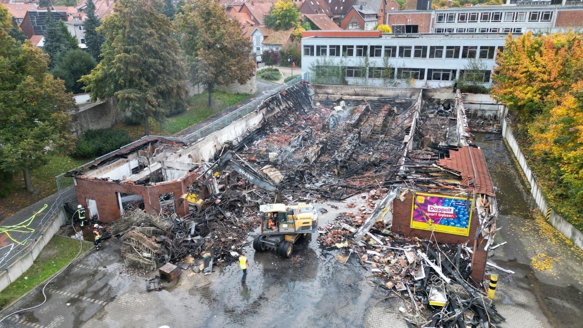 Nachdem der Brand in Osterode unter Kontrolle ist, müssen einige Mauern abgerissen werden. So kann auch die letzte Glut gefunden werden. Großbrand im Netto in Osterode am Harz