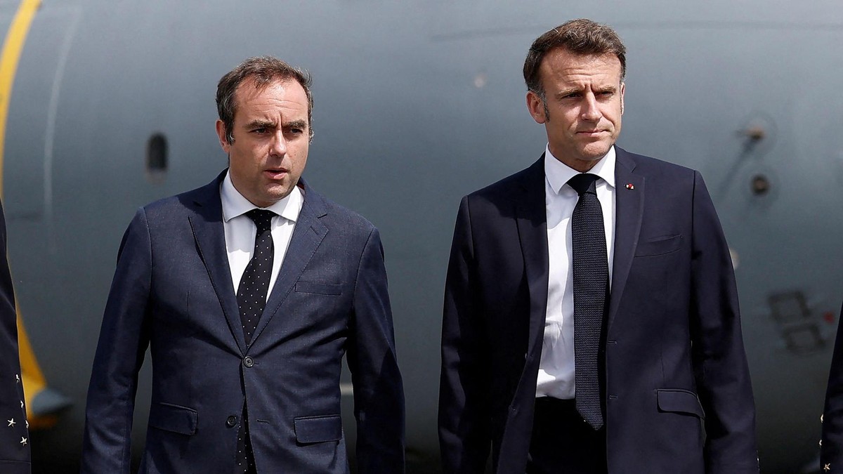 TOPSHOT - (FILES) French President Emmanuel Macron (R) walks on the tarmac with France's Minister of Armed Forces Sebastien Lecornu after disembarking from an Airbus A400M military plane during a visit at the 55th edition of the International Paris Air Show (Salon international de l'aeronautique et de l'espace - SIAE) at the Paris–Le Bourget Airport, in Le Bourget, north of Paris on June 20, 2025. France's President Emmanuel Macron reappointed Sébastien Lecornu as Prime Minister on October 10, 2025 evening, four days after his resignation, the presidency announced in a statement. (Photo by Benoit Tessier / POOL / AFP)