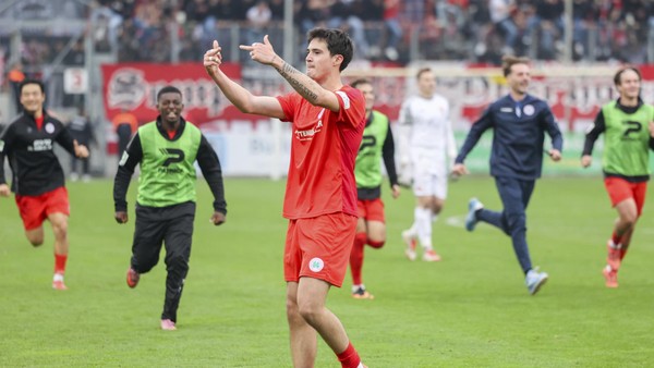 RWE-Fans provoziert: RWO-Spieler zeigt Kurve doppelten Stinkefinger