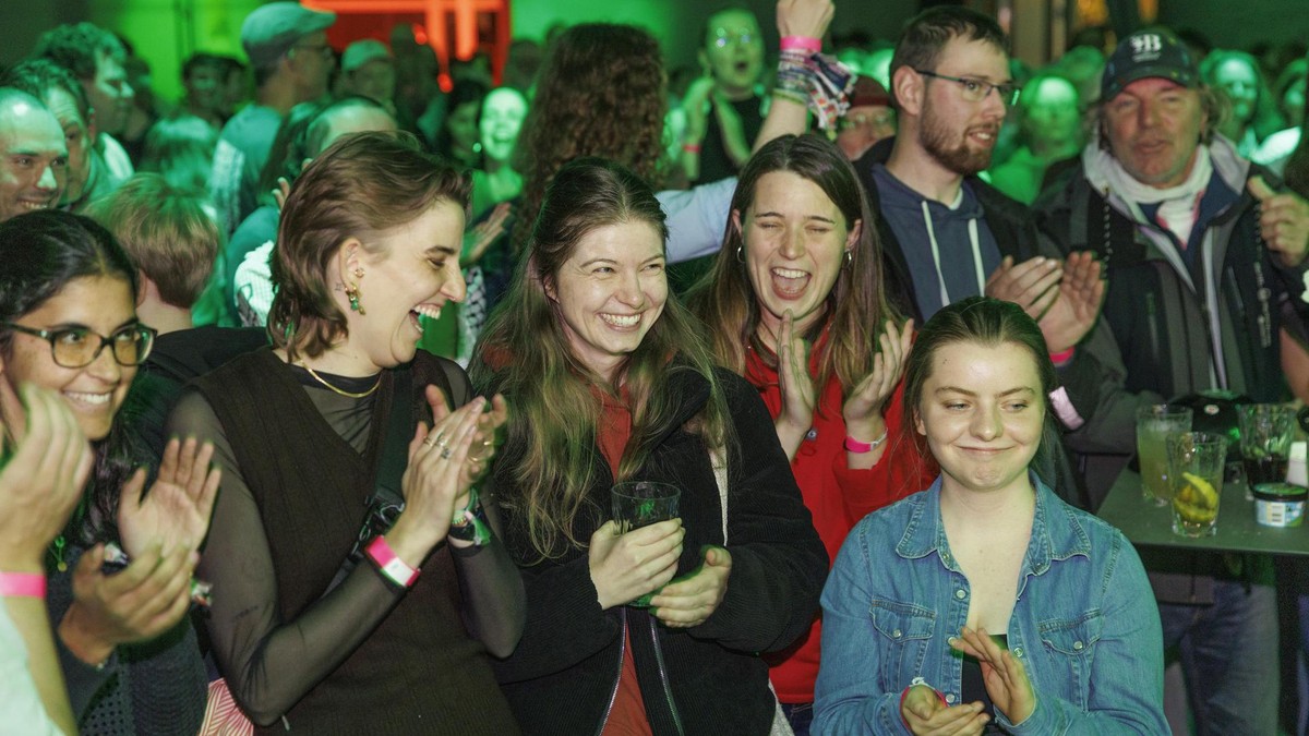 Junge Frauen feiern bei der Wahlparty zum Hamburger Zukunftsentscheid
