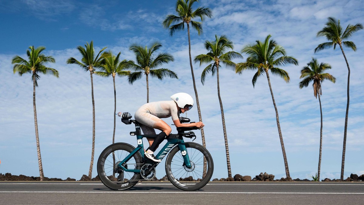 Leonie Konczalla fährt bei der Ironman-WM auf dem Fahrrad.
