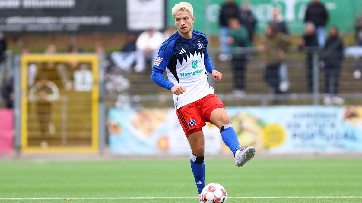 Noah Katterbach vom HSV spielt einen Pass