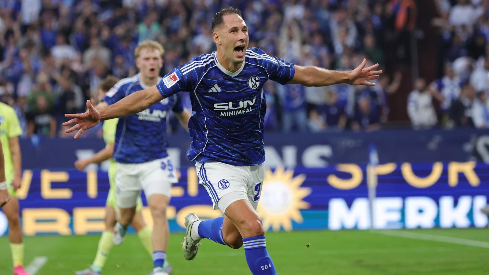 Schalke-Nationalspieler-Katic-trifft-und-tr-umt-Entt-uschung-f-r-Sylla