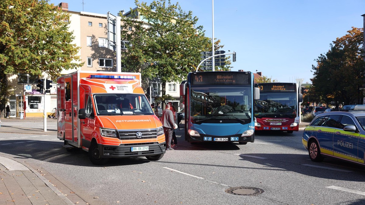 Bei einem Unfall mit einem Linienbus wurde ein Radfahrer am Harburger Ring schwer verletzt. Auch zwei Insassen des Busses mussten ins Krankenhaus. 