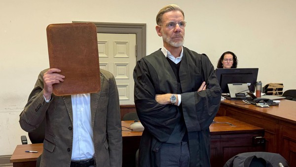 Mann gibt sich als DHL-Bote aus, dann sticht er auf Schwiegervater ein