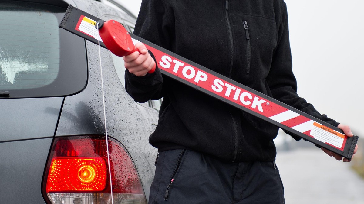 Ein Polizist zeigt einen sogenannten Stop Stick. Mit so einem Werkzeug, das Reifen zerstören kann, haben Beamte im Norden Stormarns einen rabiaten Autodieb gestoppt.