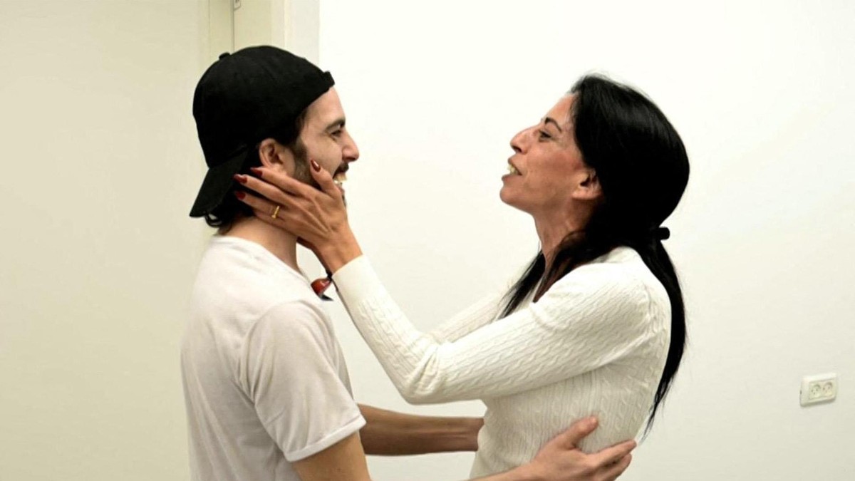TOPSHOT - This handout picture released by the Israeli army shows released Israeli hostage Matan Zangauker (L), one of the former captives in Gaza since the 2023 October 7 attacks by Palestinian militants, being received by his mother Einav Zangauker (R) after being handed over in a prisoner-hostage swap and a ceasefire deal between Israel and Hamas in Israel on October 13, 2025. (Photo by Israeli Army / AFP) / === RESTRICTED TO EDITORIAL USE - MANDATORY CREDIT 