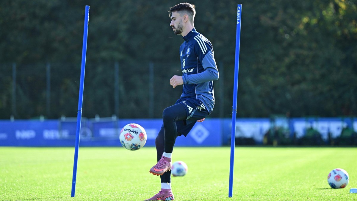 Fábio Vieira spielt einen Pass beim HSV-Training.