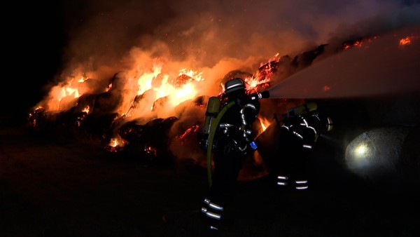 Großbrand in Hamburgs Süden: 250 Strohballen in Flammen