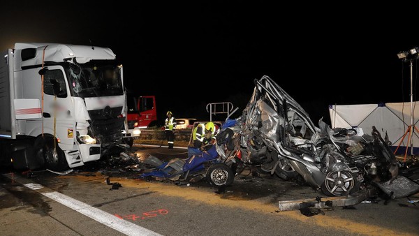 A3 in Bayern: Autofahrer zwischen zwei Lkw zu Tode gequetscht