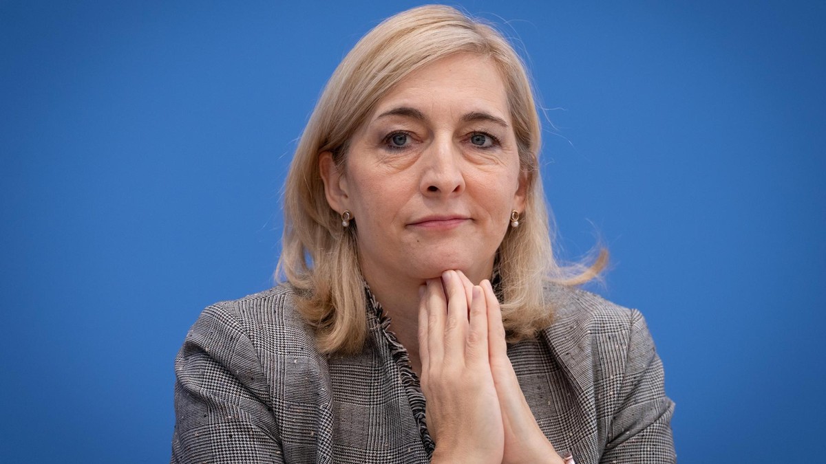 Auch Bundesgesundheitsministerin Nina Warken (CDU) will die bisherigen Leistungen der Pflegeversicherung überprüfen. Minister Warken