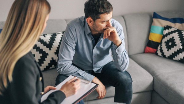 Narzissmus heilen? Expertin erklärt, wie die Therapie gelingt