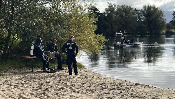Polizeitaucher aus Nürnberg suchen Badesee mit Spezialgerät ab