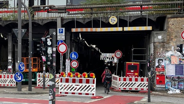 Polizei stoppt Radfahrer im Lessingtunnel in Altona – 100 Verstöße