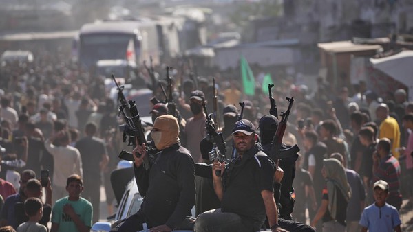 Mit Kalaschnikows und Kampf-Aufrufen: Hamas demonstriert Macht