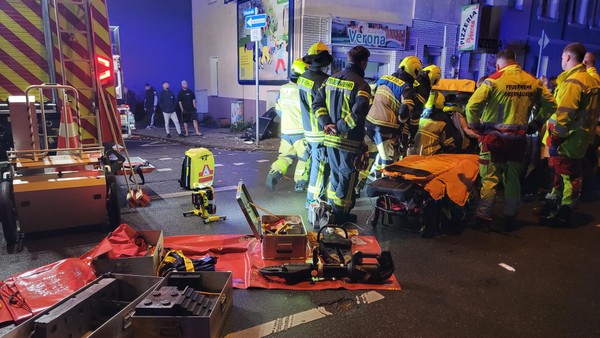 Pkw-Kollision in Osterfeld: Feuerwehr befreit Frau aus Auto