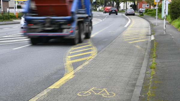 Lkw rammt Radfahrer und flüchtet: Polizei sucht Zeugen