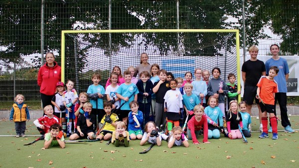 Nationalspielerin Sophia Schwabe sorgt für leuchtende Kinderaugen