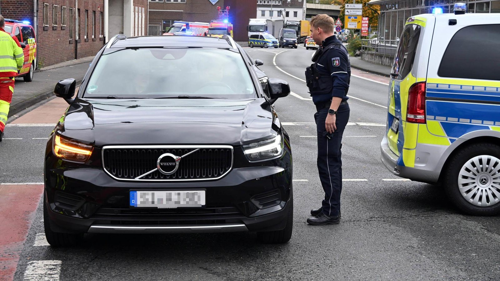 Siegen-Geisweid-Crash-auf-Kreuzung-Autos-fahren-in-gesperrte-Unfallstelle