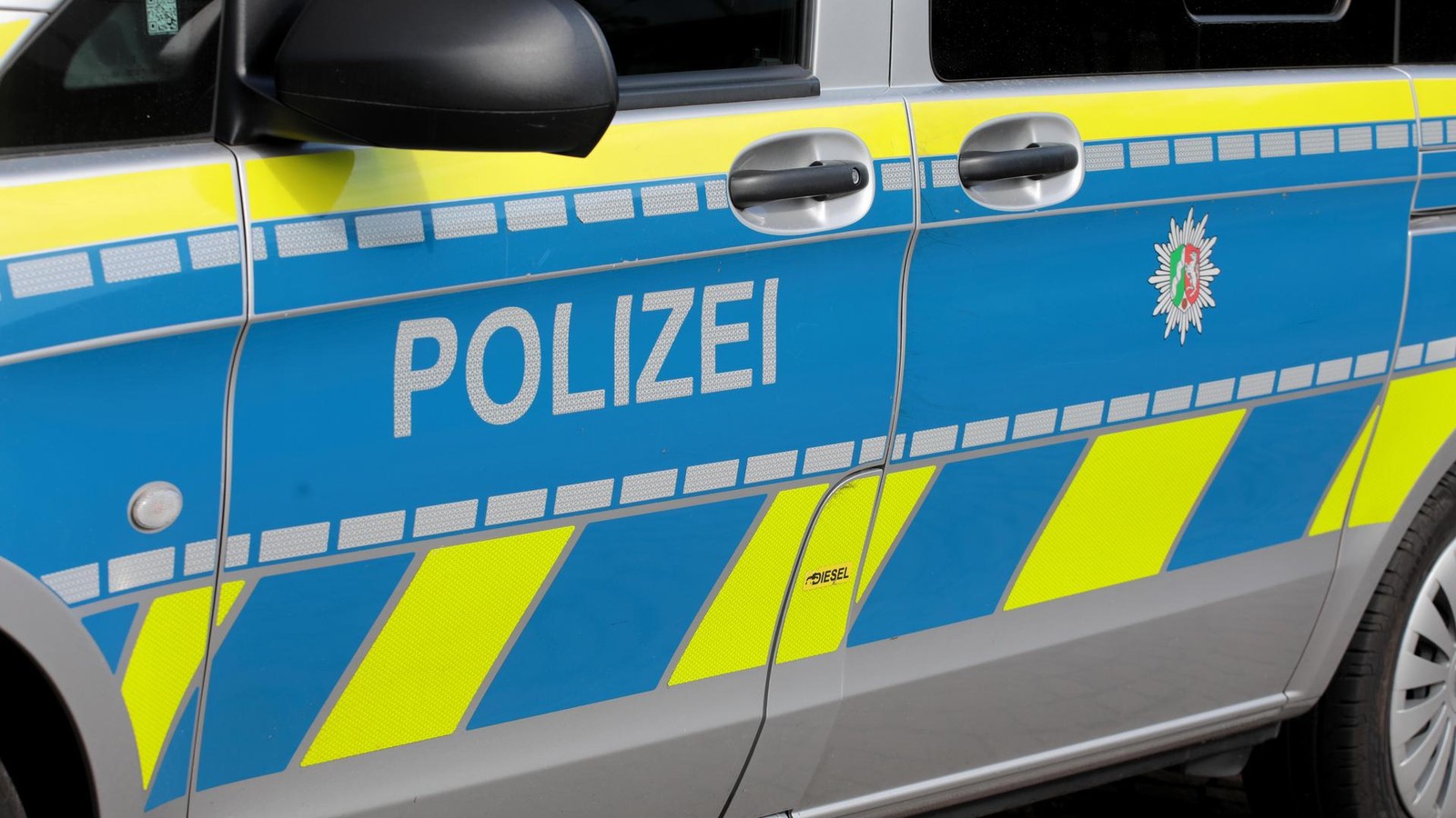 Mit-2-2-Promille-Wittener-besch-digt-Autos-und-fl-chtet