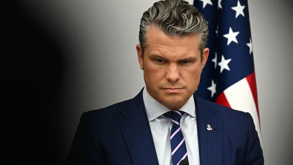 Riss in Cockpit-Scheibe: US-Verteidigungsminister muss notlanden