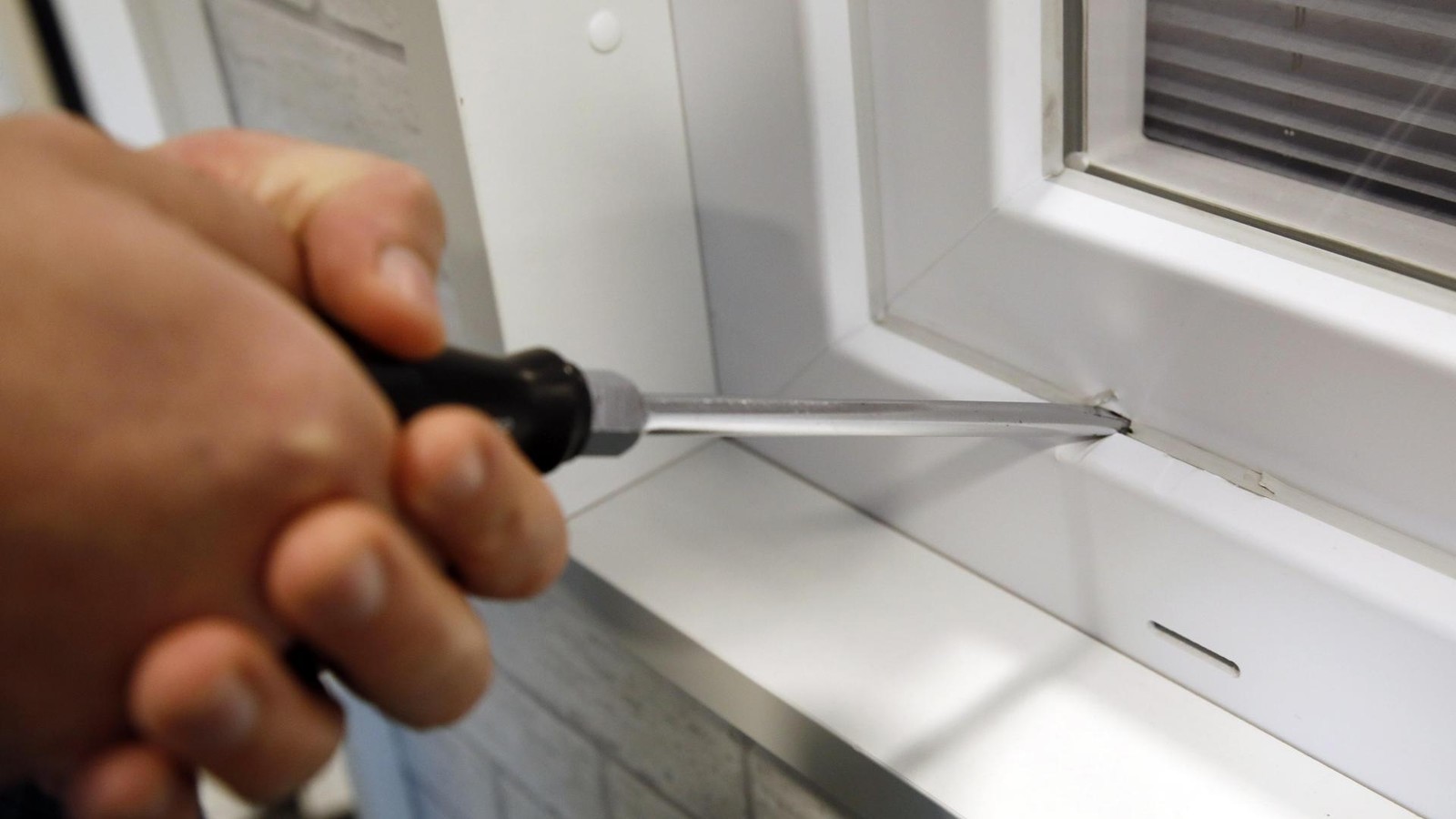 Einfamilienhaus-in-Wissel-Diebe-durchw-hlen-Schubladen-und-Schr-nke