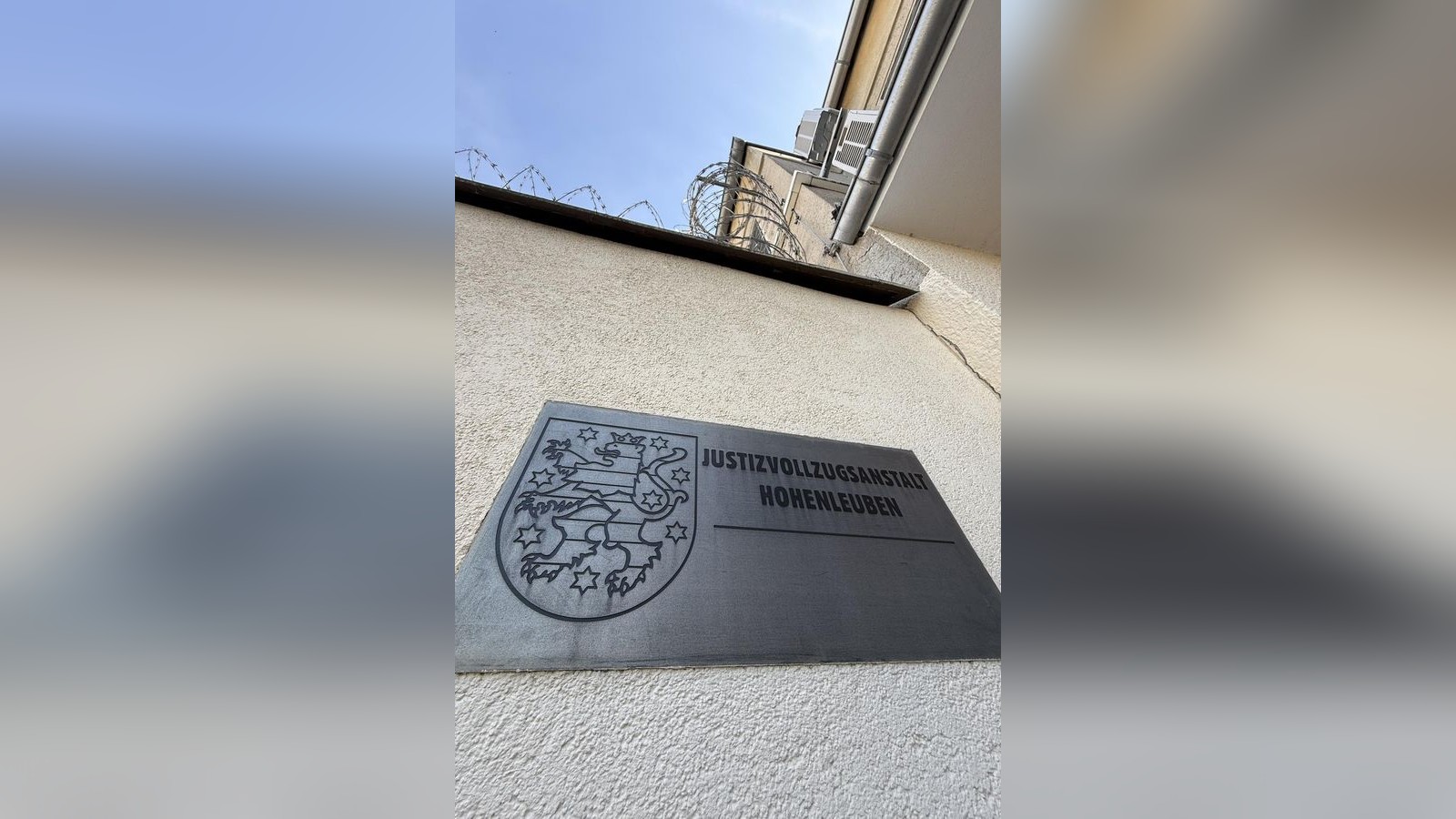 W-hrend-Streifenfahrt-Polizei-beobachtet-illegalen-Drogenflug-ber-Haftanstalt