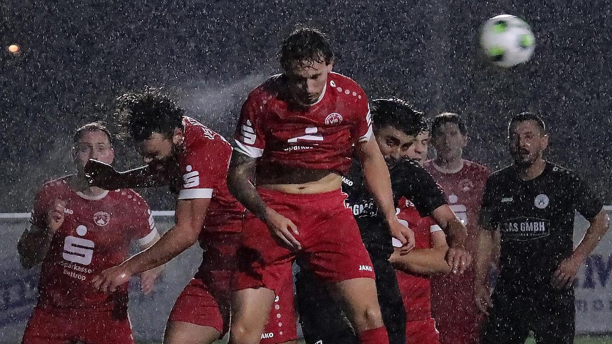 Nico Petritt (Mitte) und der VfB Bottrop kamen beim FC Welheim mit halber Kraft keinen Meter vom Fleck. Der Landesligist brauchte eine halbe Stunde, um das zu erkennen. Fußball-Kreispokal Spiel zwischen FC Welheim und dem VfB Bottrop auf der Sportanlage Welheimer Straße in Bottrop