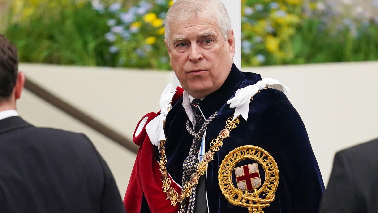 prinz-andrew-foto-zeigt-ihn-mit-epstein-nachdem-haftbefehl-erlassen-wurde