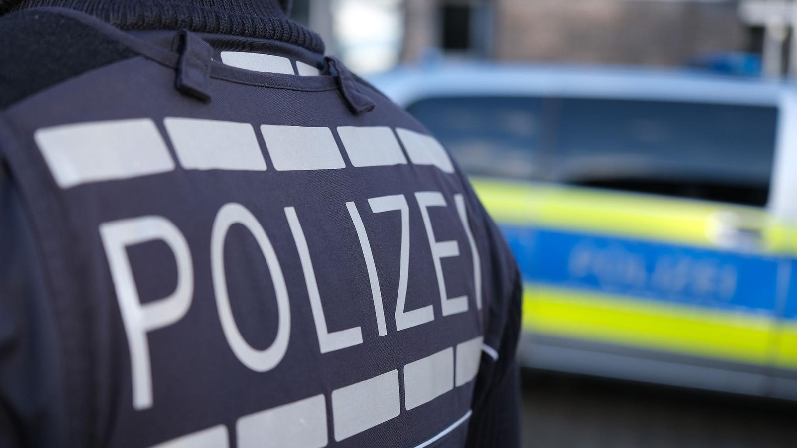 Sch-sse-auf-Autos-in-Harburg-T-ter-fl-chtet-unerkannt