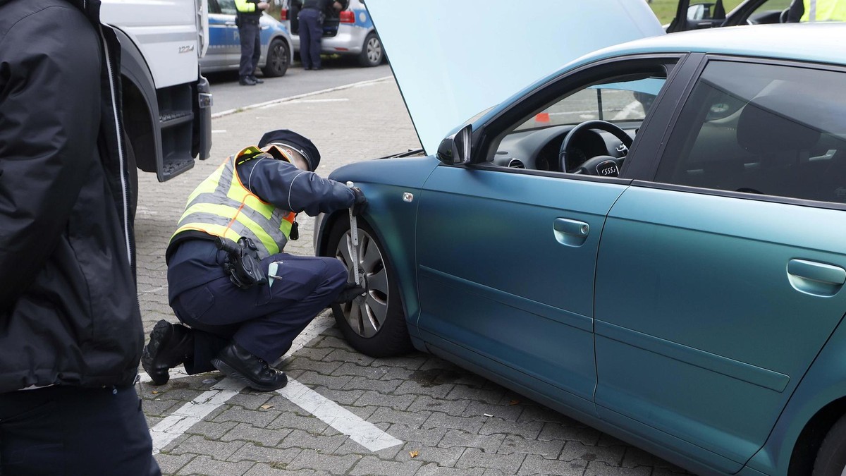 Speziell geschulte Experten prüfen vor Ort die technischen Änderungen an den Fahrzeugen – vom Fahrwerk über die Folierung bis hin zu Softwaremanipulationen am Steuergerät. Speziell geschulte Experten prüfen vor Ort die technischen Änderungen an den Fahrzeugen – vom Fahrwerk über die Folierung bis hin zu Softwaremanipulationen am Steuergerät.
