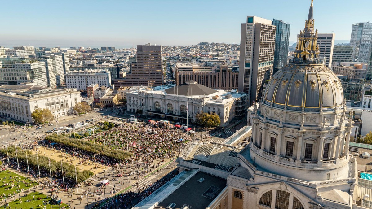 Abschlusskundgebung der „No Kings“-Demonstration in San Francisco: Menschen versammeln sich im Civic Center. Abschlusskundgebung der „No Kings“-Demonstration in San Francisco: Menschen versammeln sich im Civic Center.