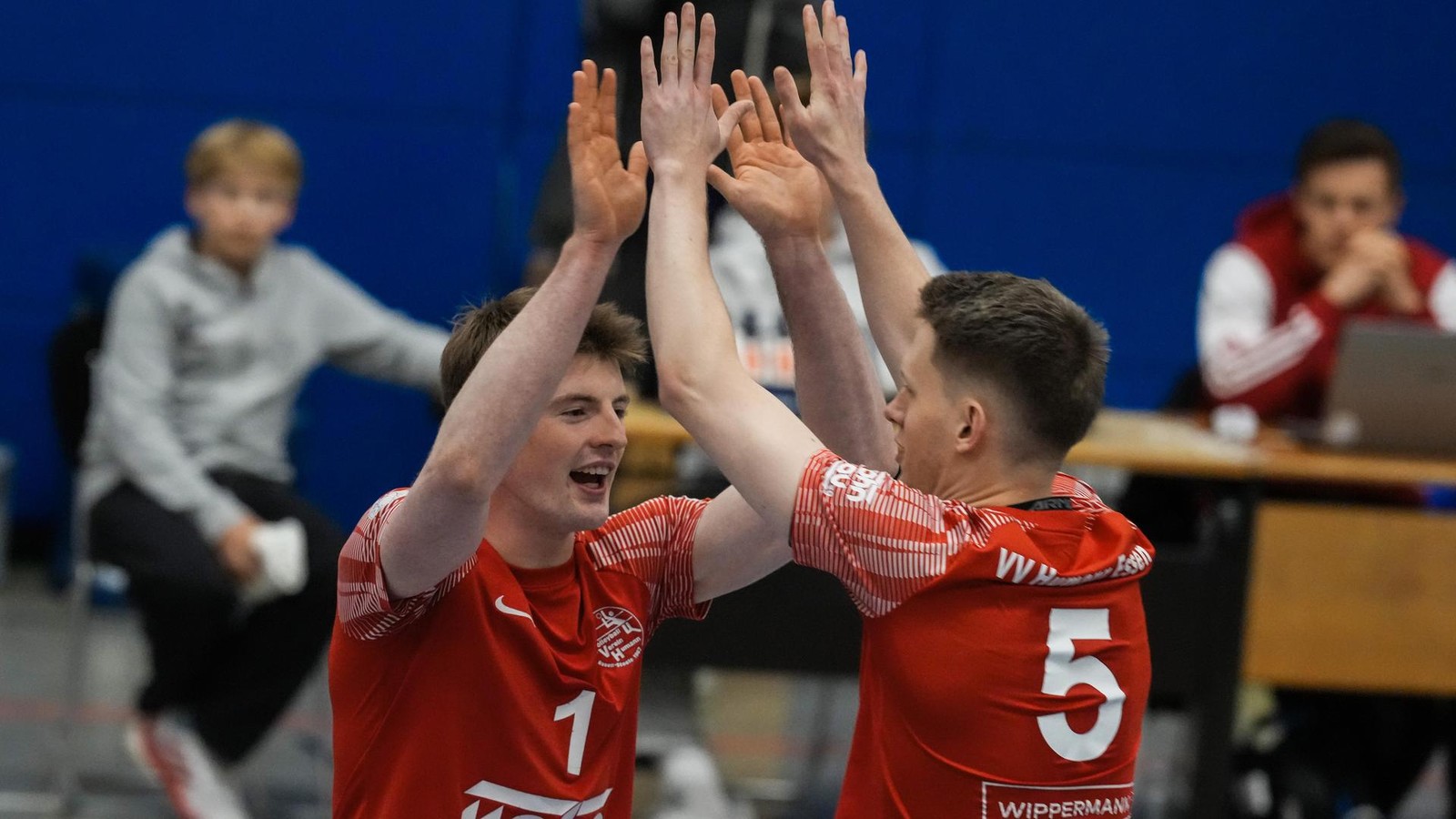 Vom-Sorgenkind-zum-Spitzenteam-Essens-Volleyballer-st-rzen-auch-Spitzenreiter