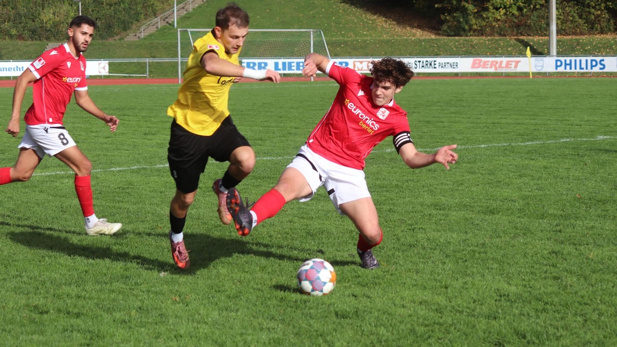 Hohenlimburgs Julian Flügge (rechts) im Zweikampf. SV Hohenlimburg - SuS Bad Westernkotten: Hohenlimburgs Julian Flügge im Zweikampf.