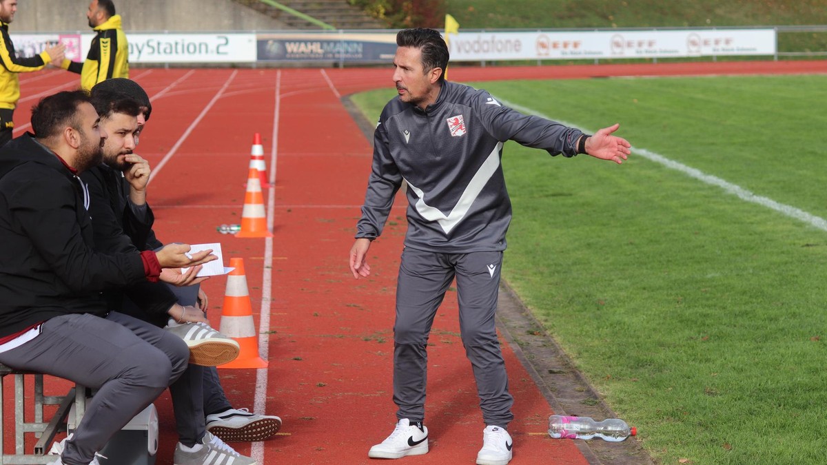 Hohenlimburgs Co-Trainer Carmelo Longhitano ist mit der ersten Hälfte nicht zufrieden. SV Hohenlimburg - SuS Bad Westernkotten: Co-Trainer Carmelo Longhitano ist mit der ersten Hälfte nicht zufrieden.