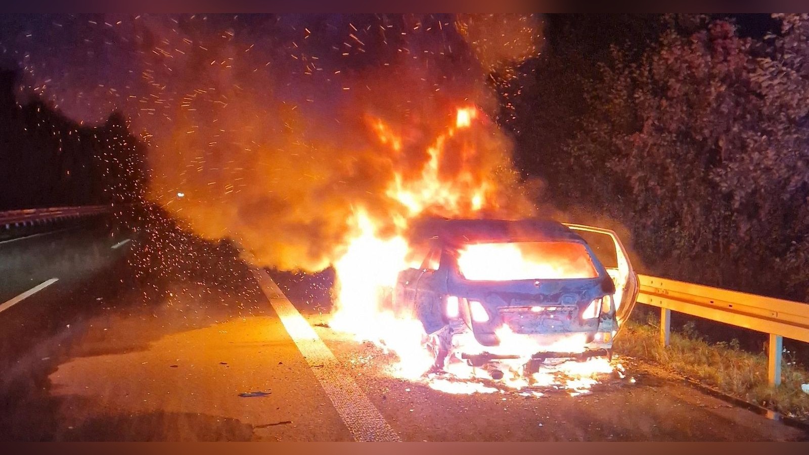 feuerwehreinsatz-brennendes-auto-auf-der-a31-bei-bottrop