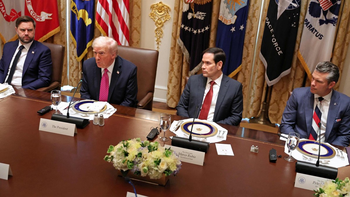 US-Präsident Donald Trump (2. von links) mit JD Vance (l.), Marco Rubio (2. von rechts) und Pete Hegseth (r.) am Freitag in Washington. JD Vance, Donald Trump, Marco Rubio und Pete Hegseth sitzen an einem Tisch.