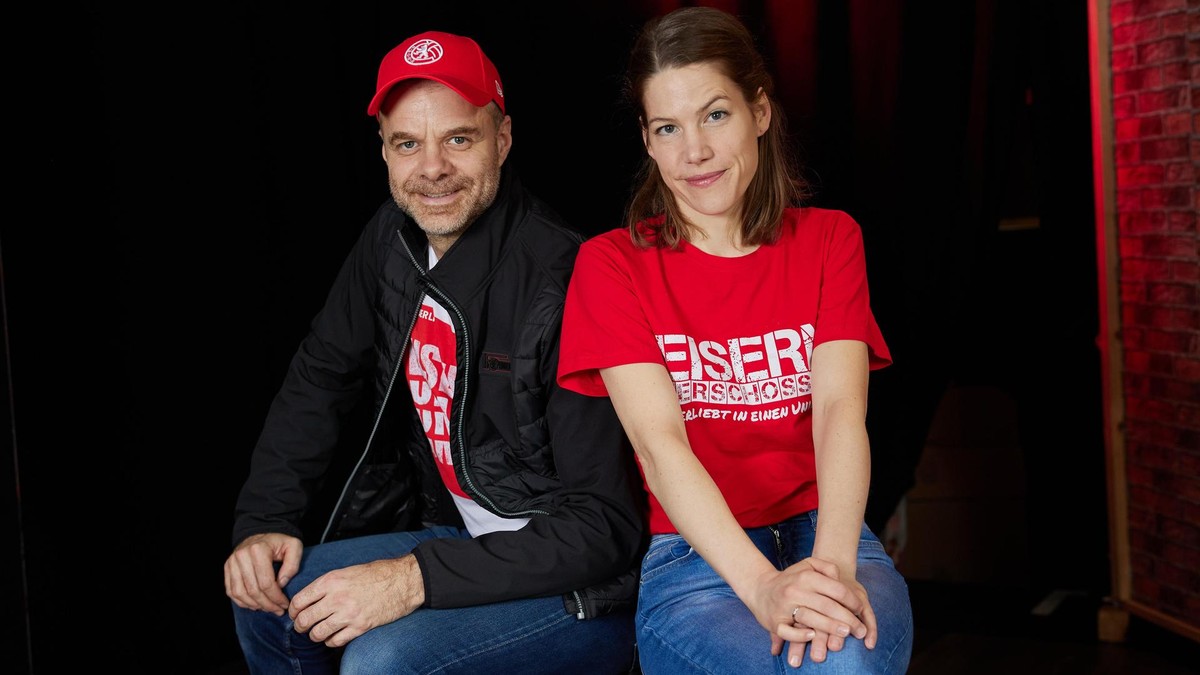 Benjamin Stoll und Loretta Müller haben die erfolgreiche Fußball-Liebeskomödie „Eisern verschossen“ selbst geschrieben. Im Altstadttheater Köpenick bringen sie jetzt die Fortsetzung auf die Bühne. Viele Fans des 1. FC Union Berlin sitzen im Publikum. „Eisern verschossen 2“ im Altstadttheater Köpenick