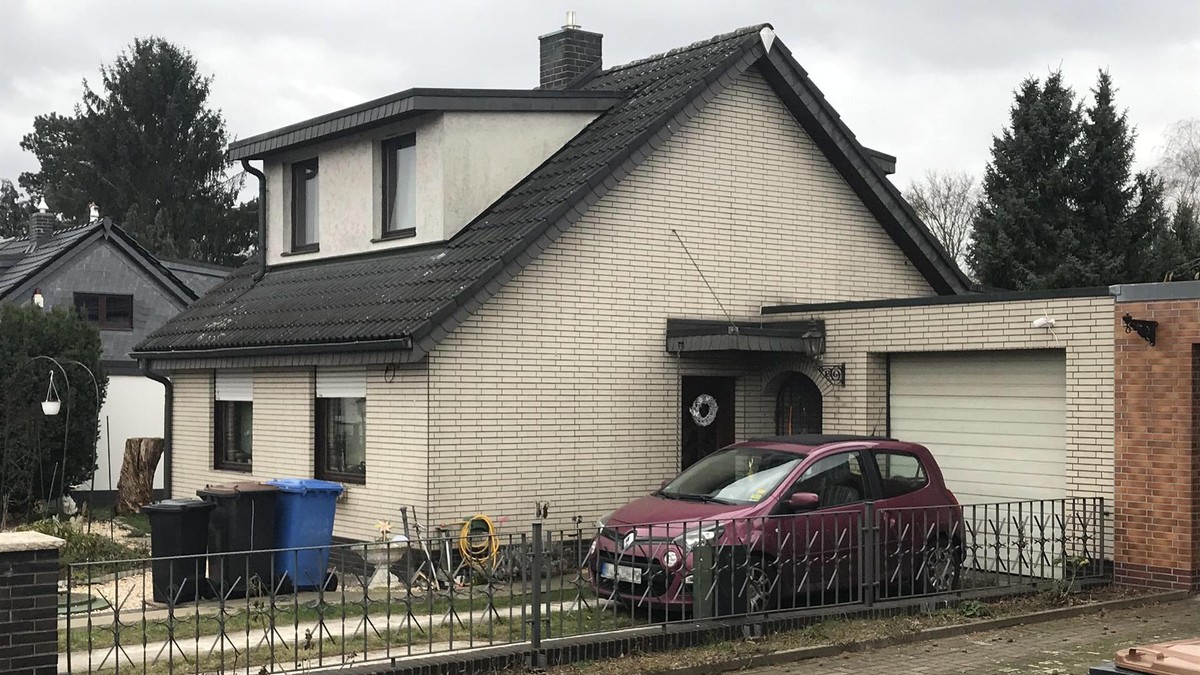 Der himbeerrote Renault Twingo des Schwagers wurde nach Rebeccas Verschwinden auf dem Weg nach Polen gesehen. Schwager des Hauses Rebecca Reusch