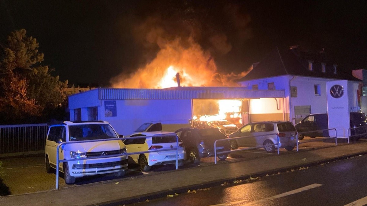 Eine Autowerkstatt an der Kölner Straße in Mülheim ist am Dienstagmorgen (21.10.) komplett in Flammen aufgegangen. Großbrand in Mülheim an der Ruhr