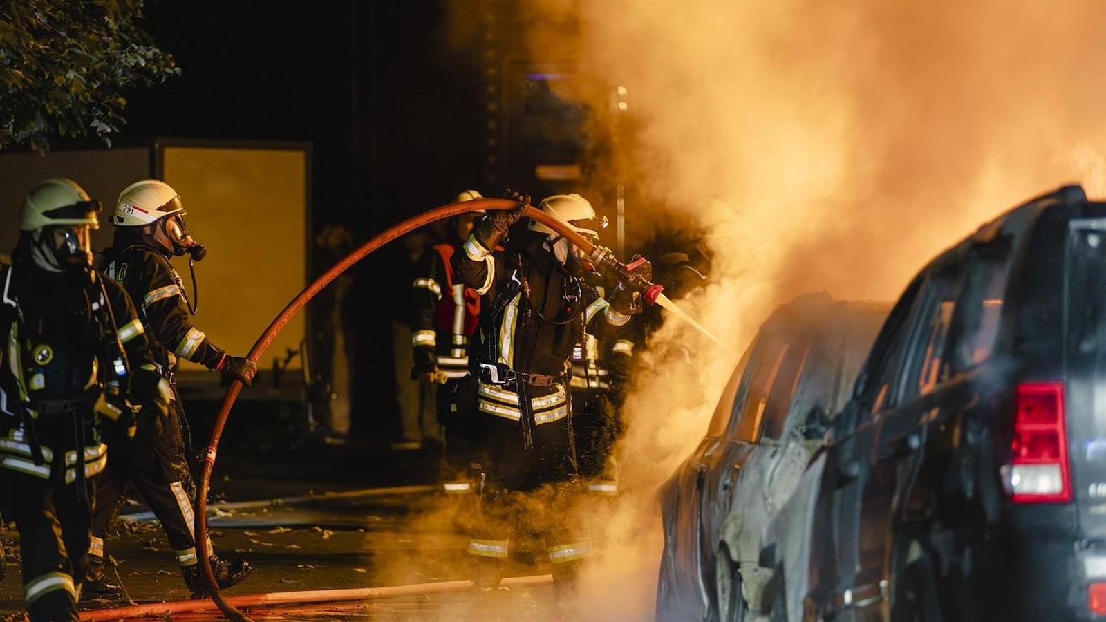 Direkt-an-der-B1-in-M-lheim-Mehrere-Autos-brennen-Polizei-ermittelt