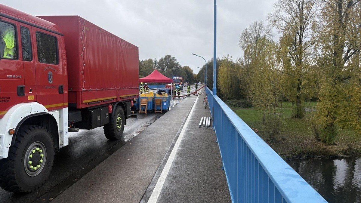 Auch die Feuerwehr Oberhausen unterstützt die Mülheimer Kollegen mit Spezialgerät: Sie pumpt mit einer „starken Pumpe“ große Mengen Löschwasser aus der Ruhr. Auch die Feuerwehr Oberhausen unterstützt die Mülheimer Kollegen mit Spezialgerät: Sie pumpt mit einer „starken Pumpe“ große Mengen Löschwasser aus der Ruhr.